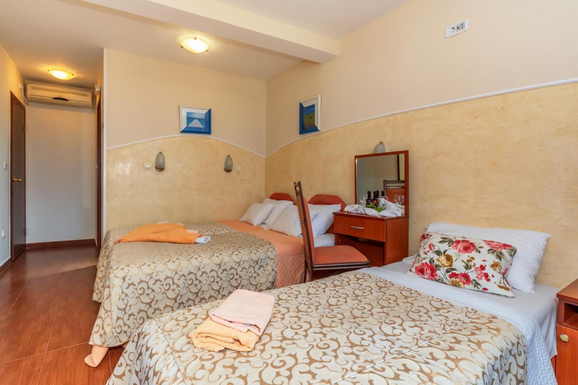 Apartments Pod Lozom With Seaview Petrovac Δωμάτιο φωτογραφία